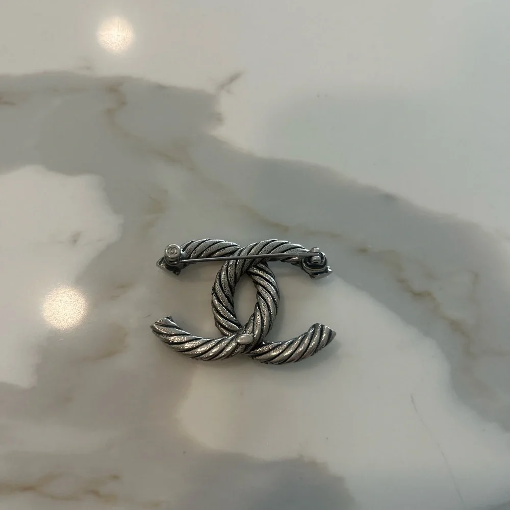 CHANEL Silver-Tone Rope Double-C Logo Brooch - Picture 2 of 3